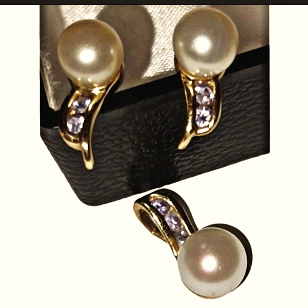 Pendent set, 14K gold with pearl and diamonds.